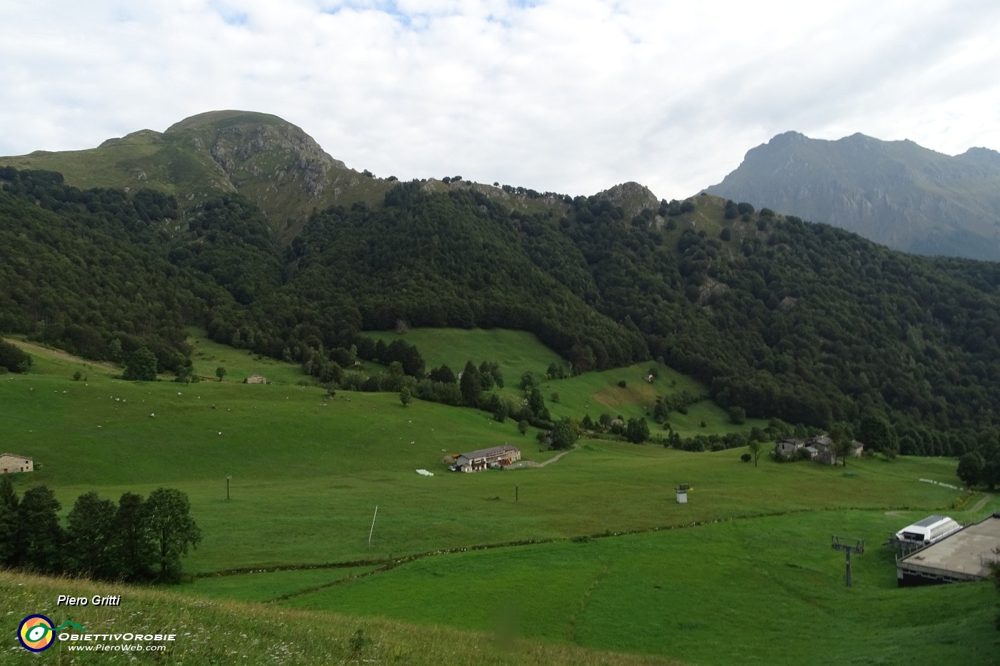 11 I verdi prati dei Piani di Ceresola con Monte Toro a sx e Tra Signori a dx.JPG